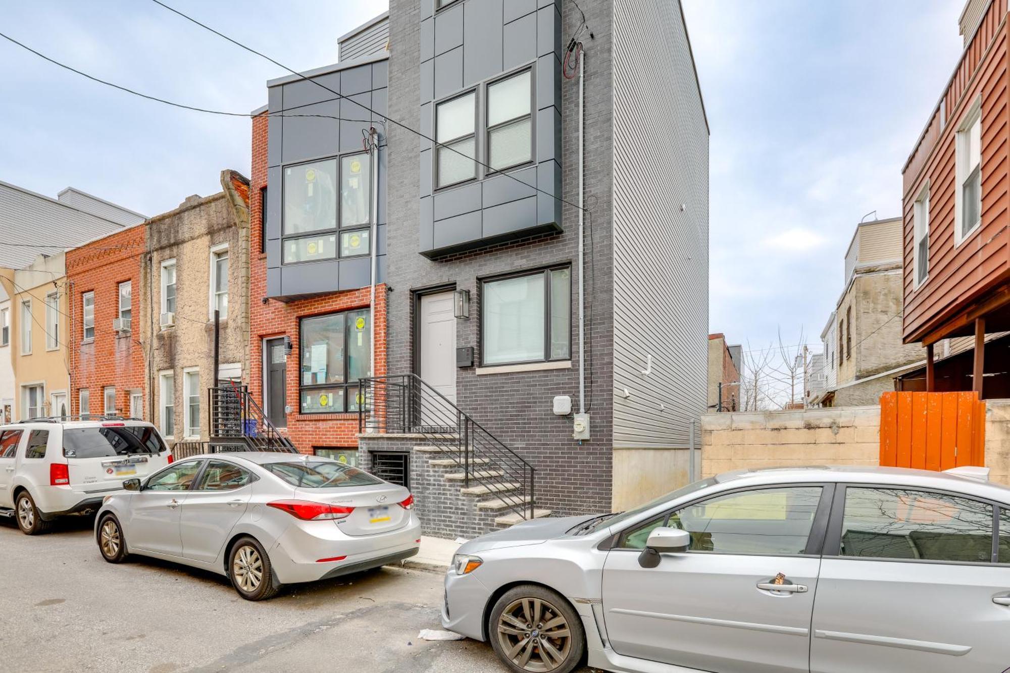 Holiday home 3 Mi To Center Modern Gem With Rooftop Patio